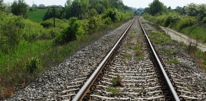 Wyprzedzał sznur samochodów. Wjechał prosto pod pociąg