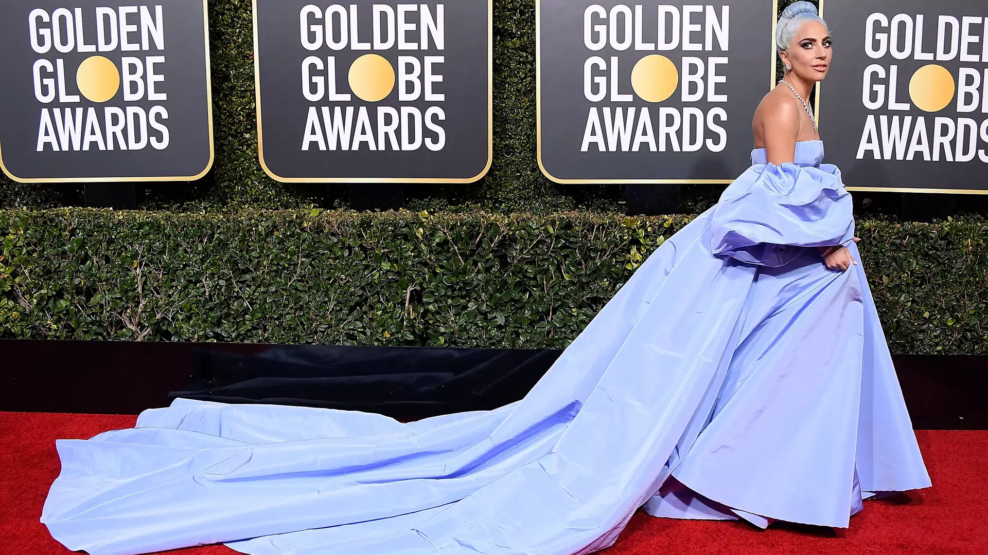 Lady Gaga ze Złotym Globem w błękitnej sukni od Valentino. Podbiła czerwony dywan