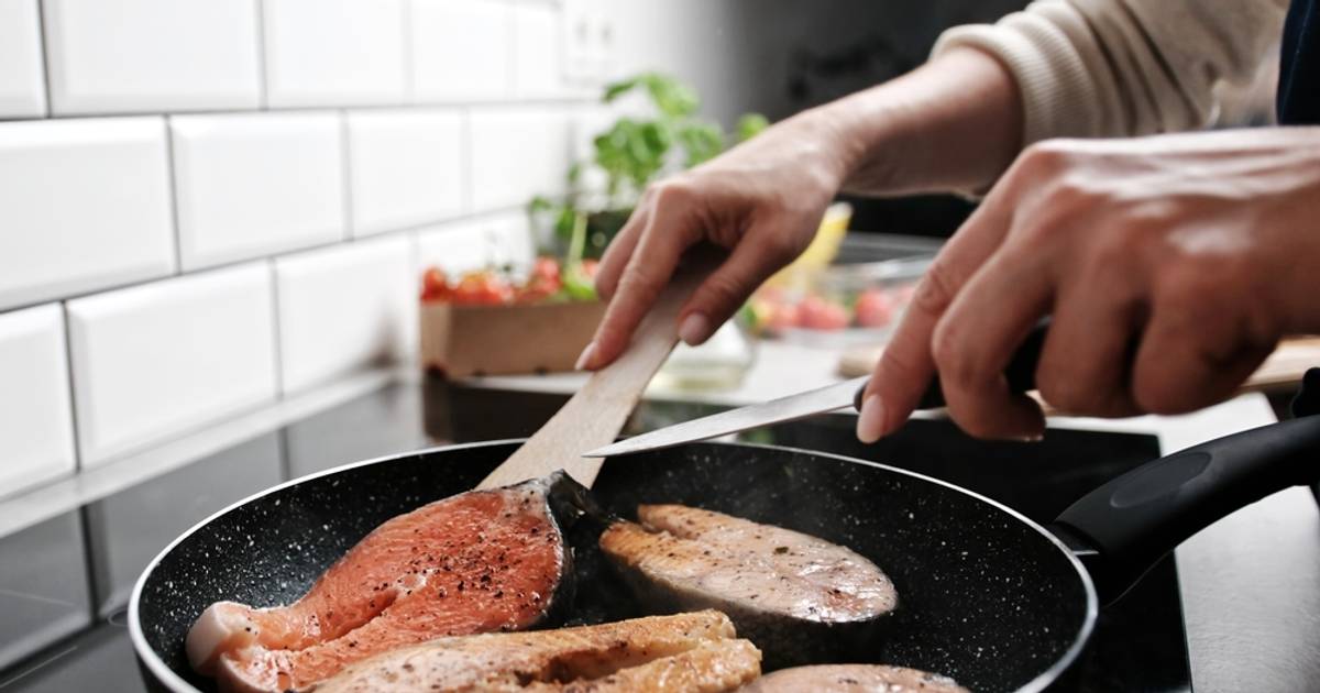 Ryba rozpada się na patelni? Kucharze robią to inaczej