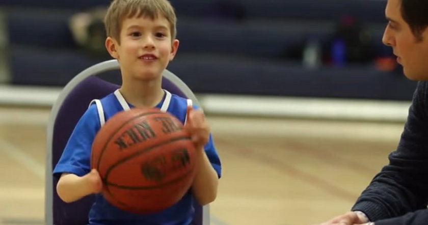 Chłopiec bez dłoni chce być gwiazdą koszykówki