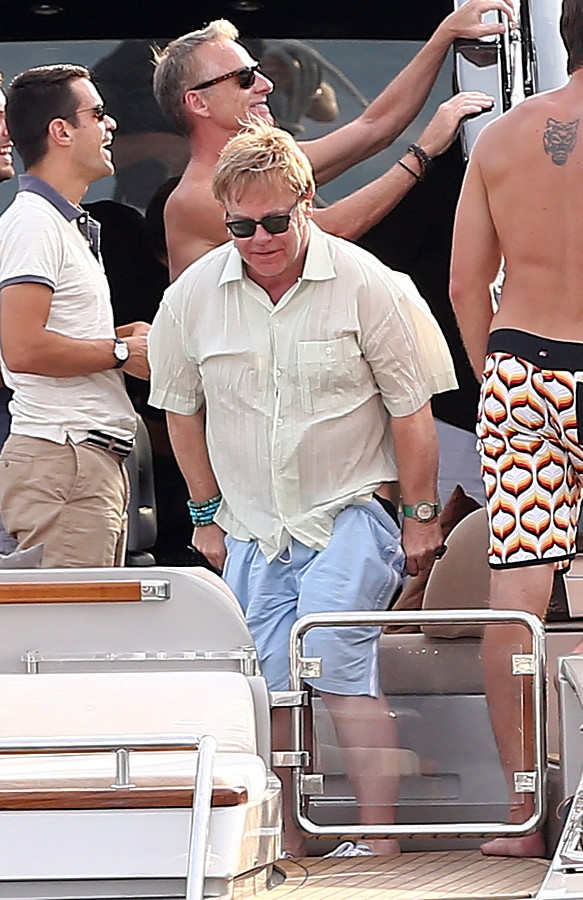 Elton John pokazał pośladki Michaelowi Caine na jachcie w St. Tropez (fot. Agencja BE&amp;W)
