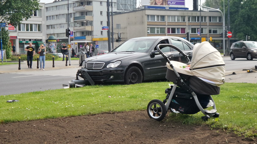 Samochód staranował wózek z dzieckiem