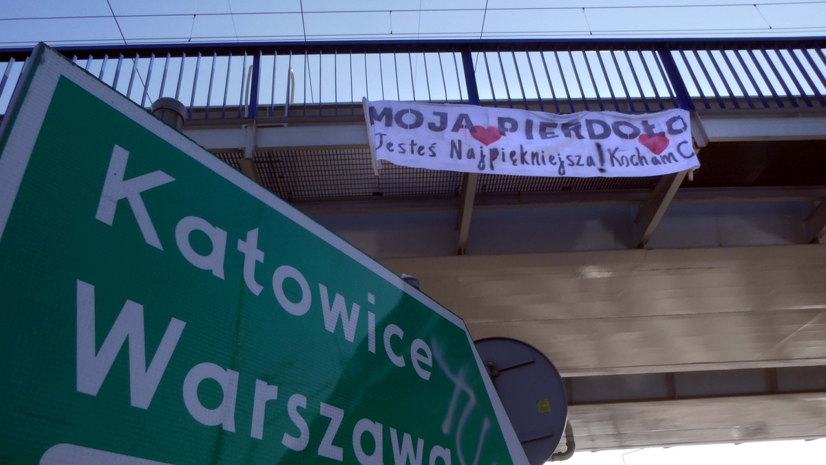 "Moja Pierdoło. Jesteś Najpiękniejsza! Kocham Cię" - taki transparent ktoś powiesił na wiadukcie kolejowym w Częstochowie – informuje śląska "Gazeta Wyborcza".