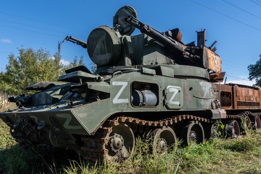 Zniszczony rosyjski system rakietowy i artyleryjski Tunguska na jednej z ulic w mieście Bałaklija w obwodzie charkowskim