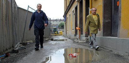 Toniemy w błocie