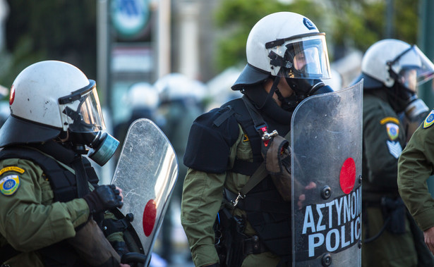 Granat rzucony przed ambasadą Francji. Ranny grecki policjant