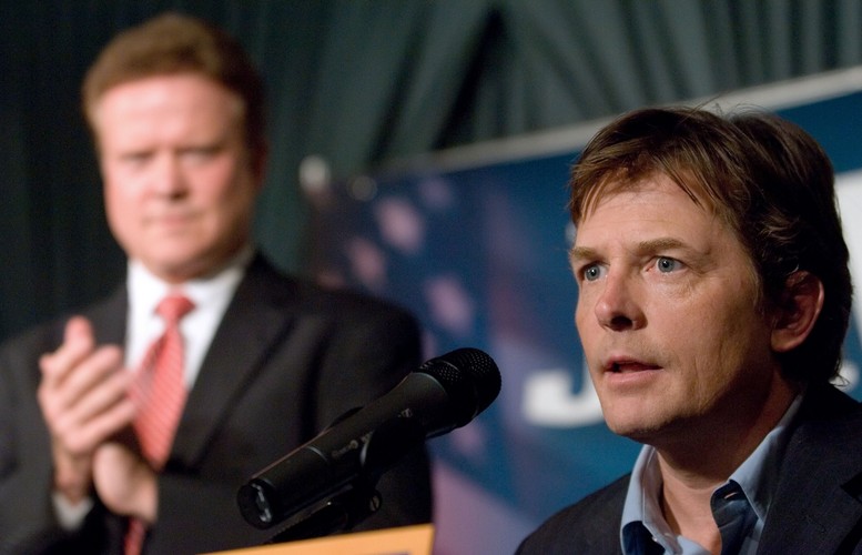 5. Aktor Michael J Fox zajmuje się m.in. zbieraniem funduszy na walkę z chorobą Parkinsona, na którą sam choruje.