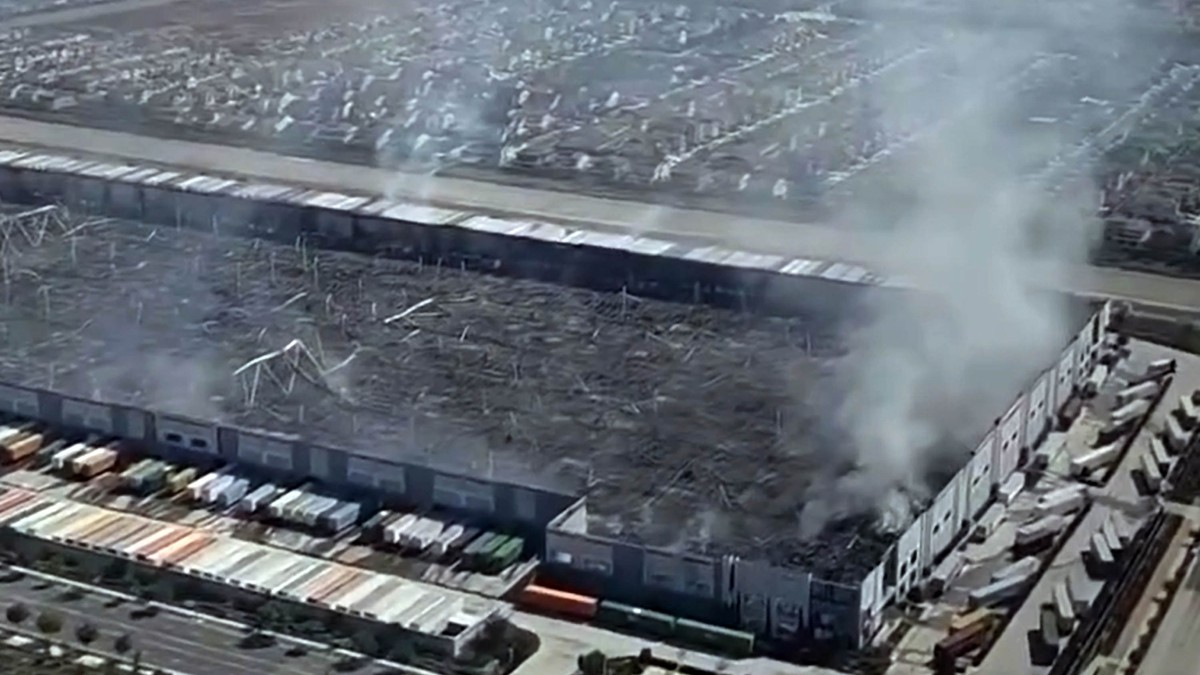 snimci fabrike koja je izgorela nakon što je zapalio radnik