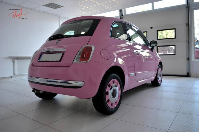 Grażyna Szapołowska sprawiła sobie różowego fiata 500