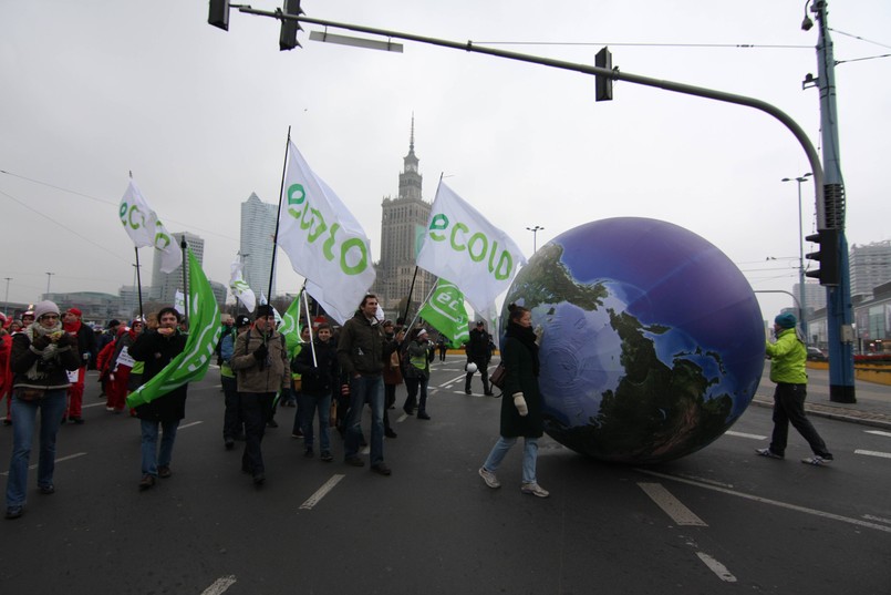 Manifestanci mieli ze sobą liczne transparenty, między innymi z hasłem: "Ogrzejcie swoje głowy, a nie klimat". Na czele pochodu nieśli dmuchany, błękitny globus.