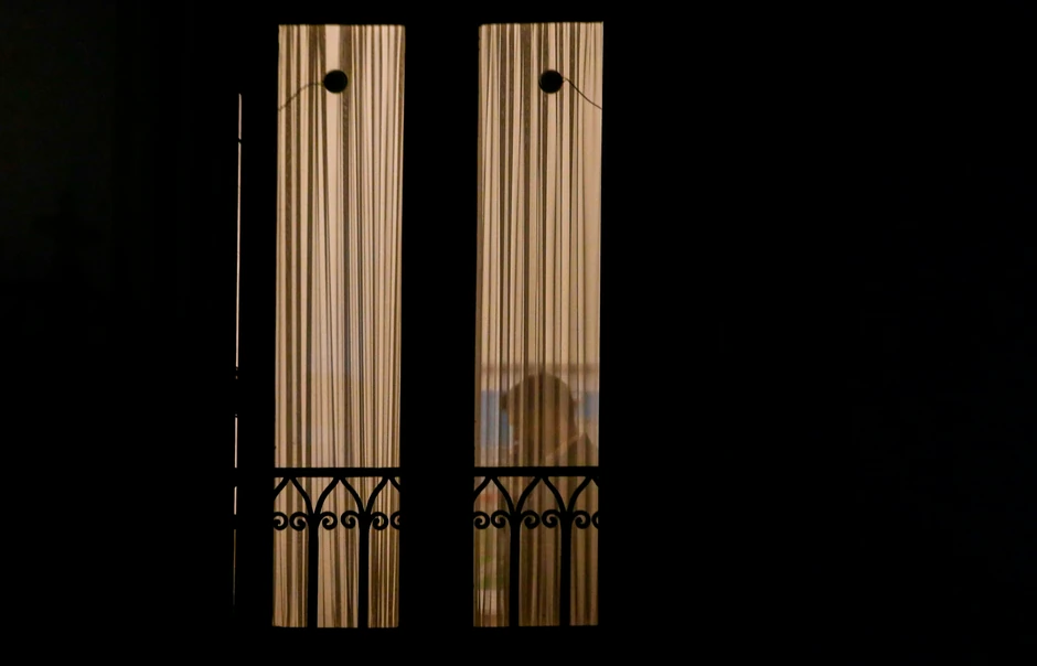 Gabrijel Borić telefonira ispred prozora predsedničke palate La Moneda nakon zatvaranja birališta