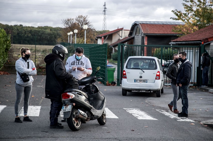 Francuska policija ispred škole u kojoj je radio ubijeni nastavnik Samjuel Pati