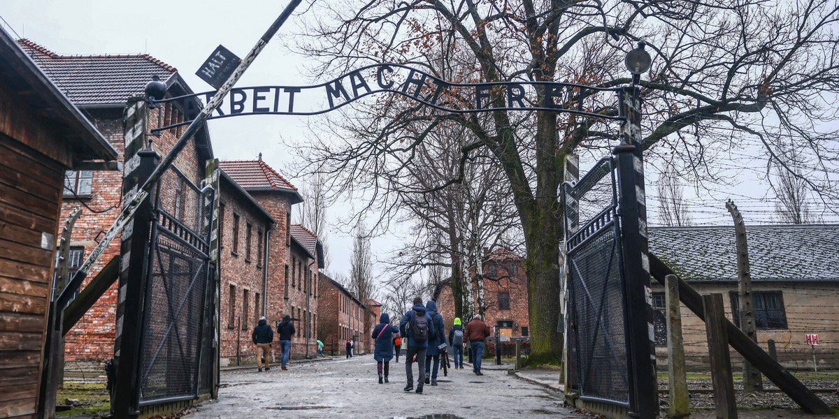 Brama wjazdowa do Auschwitz.