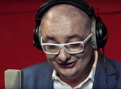 Michał Kamiński śpiewa w swoim spocie wyborczym. 'Proszę państwa, ja nie pękam' [WIDEO]