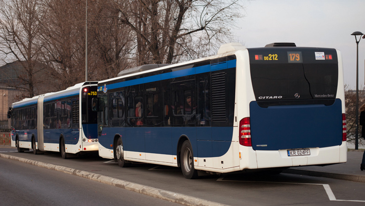 Od kilku dni pasażerowie krakowskiej komunikacji miejskiej zastanawiają się czy ogrzewanie w tramwajach i autobusach działa. Zastanawiają się też czy kierowcy i motorniczowie je włączają. To, że jest taka konieczność nie ulega wątpliwości. Zwłaszcza o poranku.