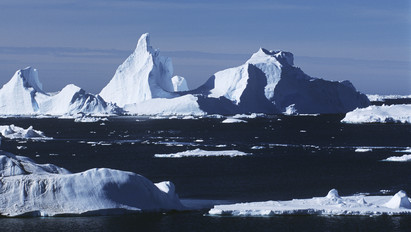 Hihetetlen: téglalap alakú jéghegy úszik az Antarktiszon