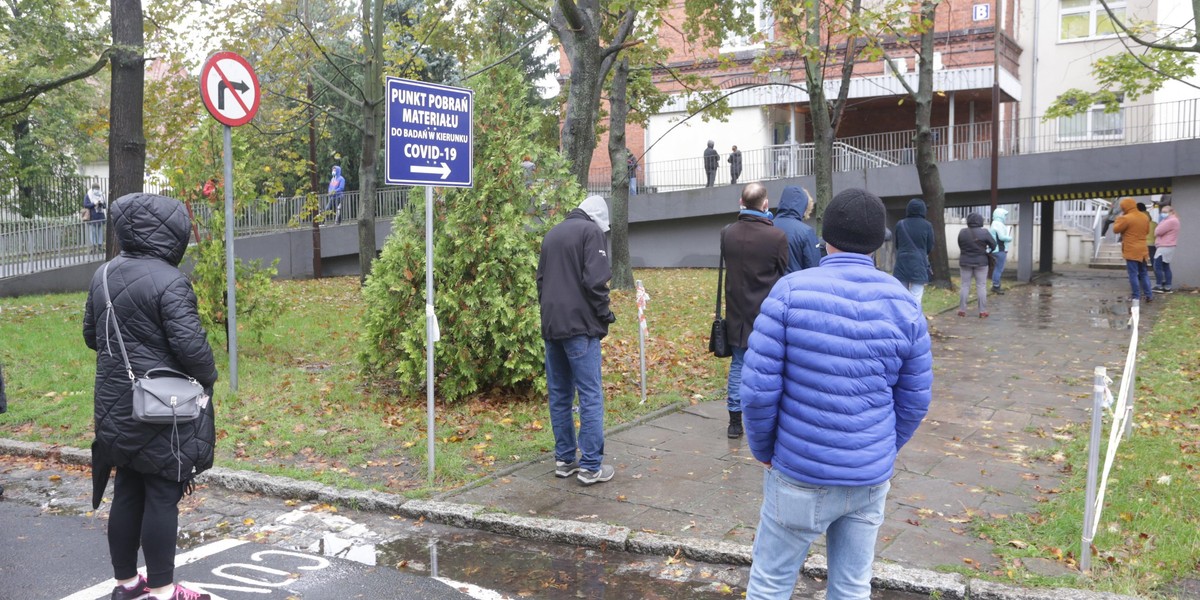 Dramat! Stoją w kolejce po test w deszczu i z objawami COVID-19