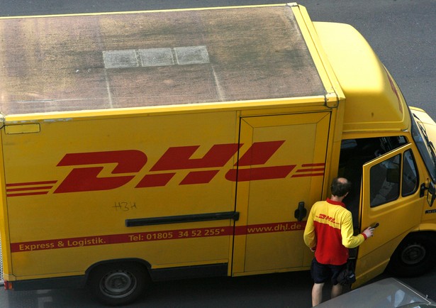 Samochód firmy kurierskiej DHL