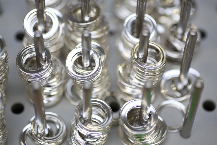 Produkcja monet sferycznych w Mennicy Polskiej w Warszawie  <br><br>(zuz) PAP/Leszek Szymański