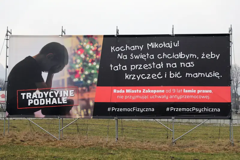 Baner potępiający brak ustawy antyprzemocowej w Zakopanem