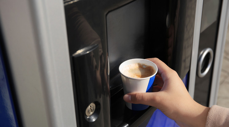 Anafilaxiás sokk miatt került kórházba egy nő, miután a repülőtéren egy kávéautomatából ivott / Fotó: Shutterstock