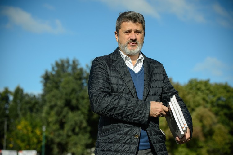 <b>Co pracownikom obiecuje Zjednoczona Lewica</b><br><br>
Partie lewicowe chciałyby radykalnie poprawić sytuację na rynku pracy poprzez zwiększenie zatrudnienia - według ich projektu za pierwsze i drugie miejsce pracy (pracownika) pracodawca byłby zwolniony z opłat ZUS przez 18 miesięcy. Jak tłumaczyła Wanda Nowicka podczas konwencji programowej Zjednoczonej Lewicy (w której skład wchodzą SLD, TR, PPS, UP i Zieloni), dałoby to 150 tys. nowych miejsc pracy.
<br>
<br>
Zlikwidowane miałby także zostać umowy śmieciowe.
<br>
<br>
Lewica chciałaby zresztą w ogóle zmienić strukturę polskiej gospodarki, między innymi poprzez skrócenie tygodniowego czasu pracy do 37 godz. (z 40 godz.), ponieważ zdaniem koalicji taka jest średnia w UE. Szef SLD Leszek Miller podkreślił również, że niezbędna jest rygorystyczna ewidencja czasu pracy oraz skończenie z bezpłatnymi stażami i nieodpłatnym nadgodzinami.
<br>
<br>
Kolejną propozycją Lewicy jest podniesienie płacy minimalnej do 2,5 tys. zł, przy czym jednym z głównych celów jest zrównanie płac kobiet i mężczyzn. W perspektywie długofalowej Polacy za wydajną pracę mieliby zarabiać minimum tysiąc euro.