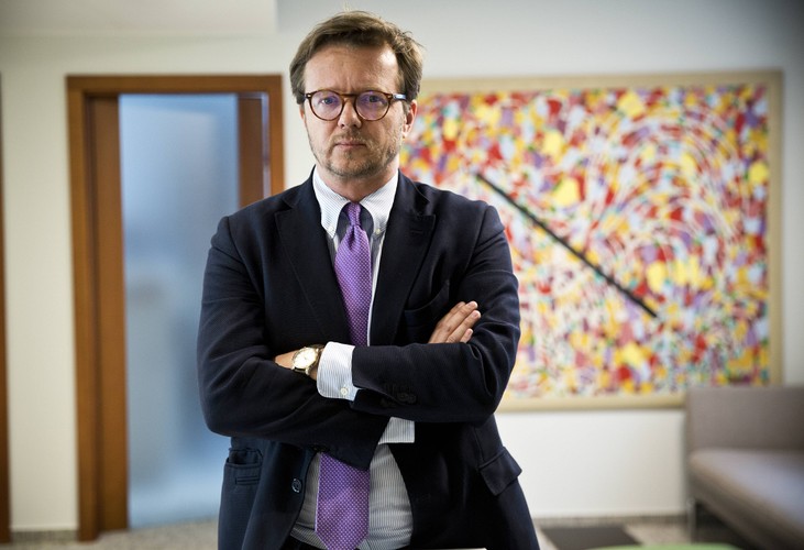 <strong>41. Ex aequo Sylwia Gregorczyk-Abram</strong>
<br></br>
adwokat
<br></br>
Michał Wawrykiewicz
<br></br>
adwokat
<br></br>
Adwokaci, którzy niezgodę na forsowaną przez PiS rewolucję w wymiarze sprawiedliwości przekuli w czyn. Są twarzami inicjatyw takich, jak „Wolne Sądy” (to już ponad 50 tys. osób skrzykujących się na FB) czy Komitet Obrony Sprawiedliwości (zrzeszenie 12 organizacji o profilu prawnym i wolnościowym: IUSTITIA, Themis, FOR, HFPC, Lex Super Omnia i in.). Tych dwoje prawników nie tylko tłumaczyszerokiej publiczności, na czym w ich przekonaniu polegają nadużycia rządzących. Stają oni też – obok wielu innych – jako pełnomocnicy sędziów i prokuratorów tropionych i oskarżanych przez nowe, uległe wobec polityków struktury dyscyplinujące. Trudno przy tym udawać, że polityka ich nieinteresuje – mec. Wawrykiewicz startował nawet (bez powodzenia) w wyborach do Parlamentu Europejskiego z listy Koalicji Europejskiej.
<br></br>
Oboje reprezentowali skarżących sędziów przed TSUE, dokąd trafiły pytania prejudycjalne dotyczące zgodności nowych zasad powoływania KRS oraz utworzenia Izby Dyscyplinarnej SN z unijną zasadą praworządności. Od ogłoszonego 19 listopada 2019 r. wyroku w tej sprawie zaczęła się trwająca do dziś bezprecedensowa eskalacja w sporze o praworządność. TSUE przyznał bowiem, że należy badać niezawisłość sędziów, powołanych w procedurze wprowadzonej przez „dobrą zmianę”.<br></br>
BK