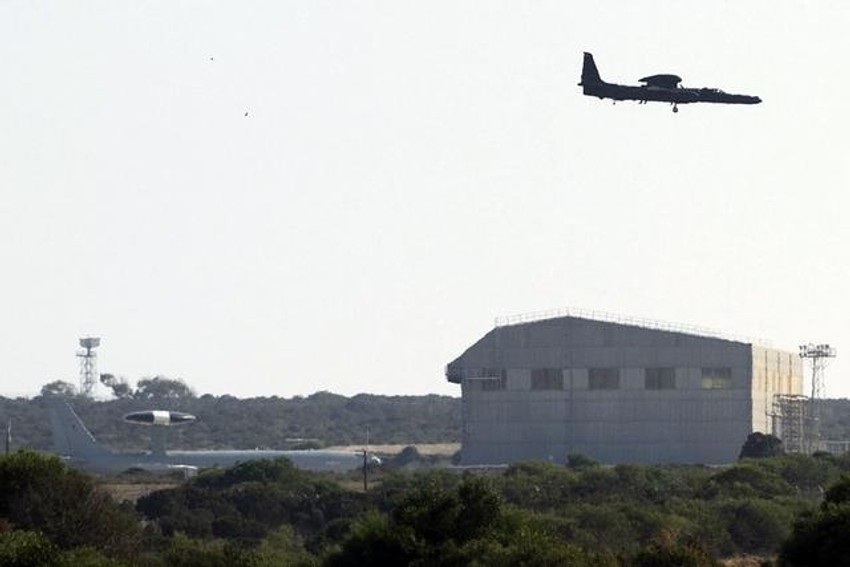 Britanski vojni avion iznad baze kod Limasola, Kipar, spreman za akciju