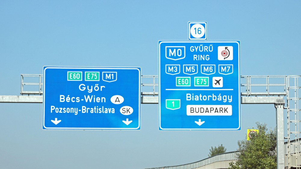 Informačná tabuľa na rakúskej diaľnici upozorňujúca na povinnosť digitálnej známky. 