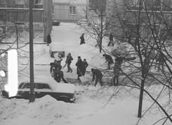 Tunele w śniegu, miejscy narciarze. PRL-owski armageddon czyli 'zima stulecia'