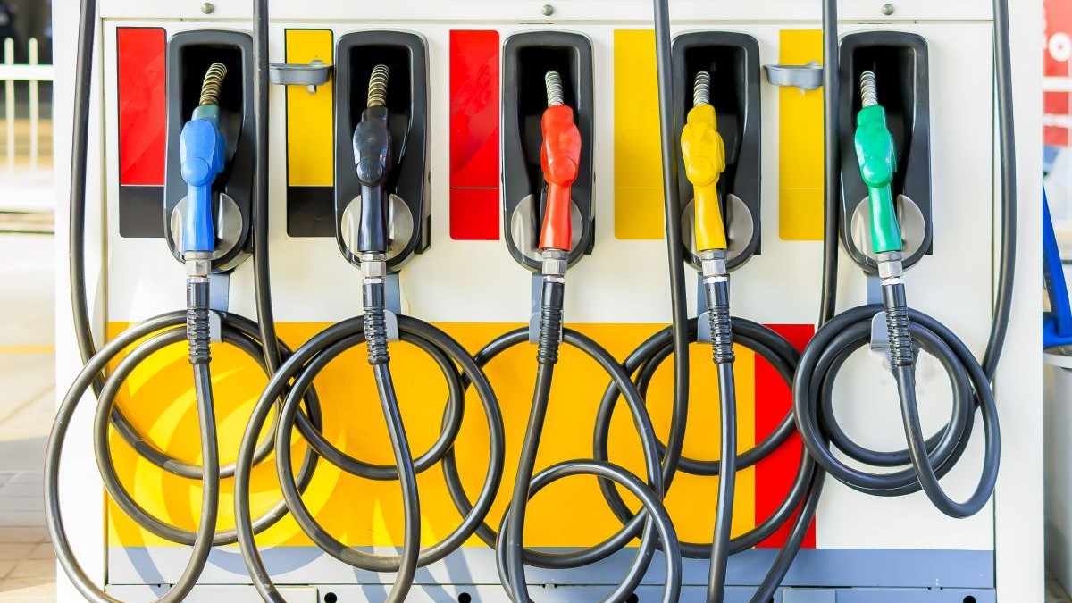 Benzina s-a scumpit și sare de 10 lei, duminică, 4 octombrie 2026. Cât costă un litru de carburant în București, Iași, Cluj-Napoca, Timișoara și Constanța