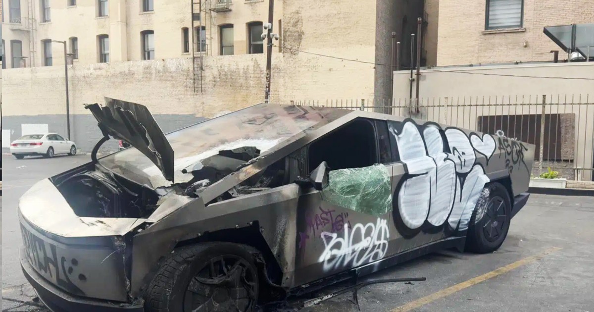 Miért áll egy kiégett, összegraffitizett Tesla Cybertruck ebben a parkolóban? – videó