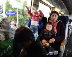 Nowe pociągi z uchodźcami przybywają do Niemiec. "Katolik nie może być wrogiem imigrantów"