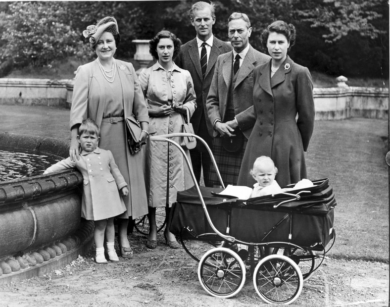 Królewska rodzina w szkockim zamku Balmoral (sierpień 1952 r.)