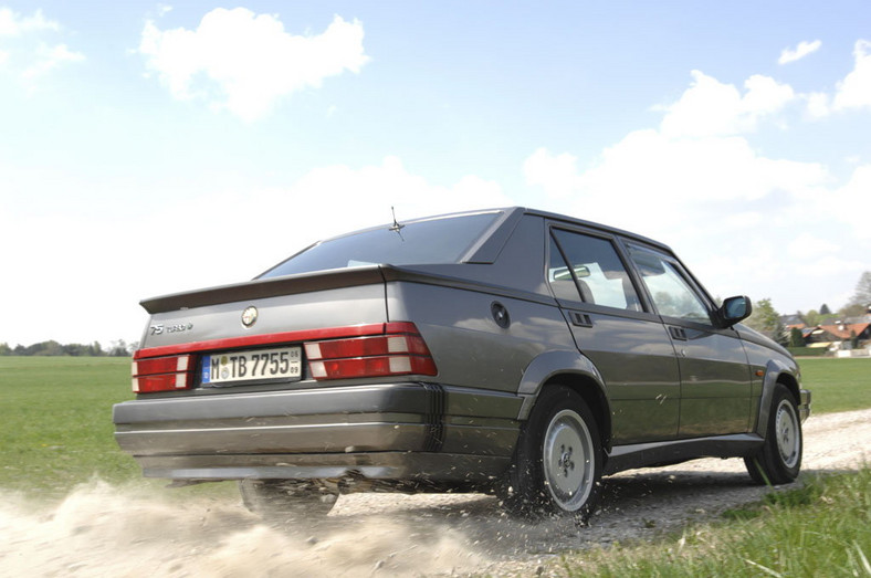 Alfa Romeo 75 - Jubileuszowy model z turbodopingiem