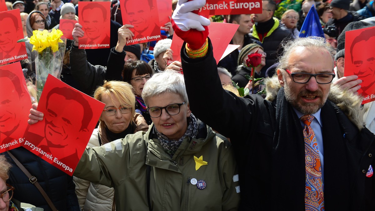 W samo południe, pod siedzibą łódzkiego Sądu Okręgowego i Apelacyjnego na placu Dąbrowskiego zbiorą się działacze i sympatycy Komitetu Obrony Demokracji. Chcą zaprotestować przeciwko planowanym przez rząd zmianom w sądownictwie.