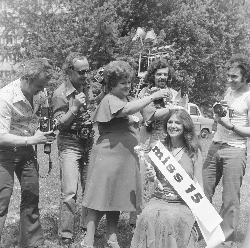 Danuta Rinn koronuje Halinę Frąckowiak na Miss Obiektywu w Opolu (1975)
