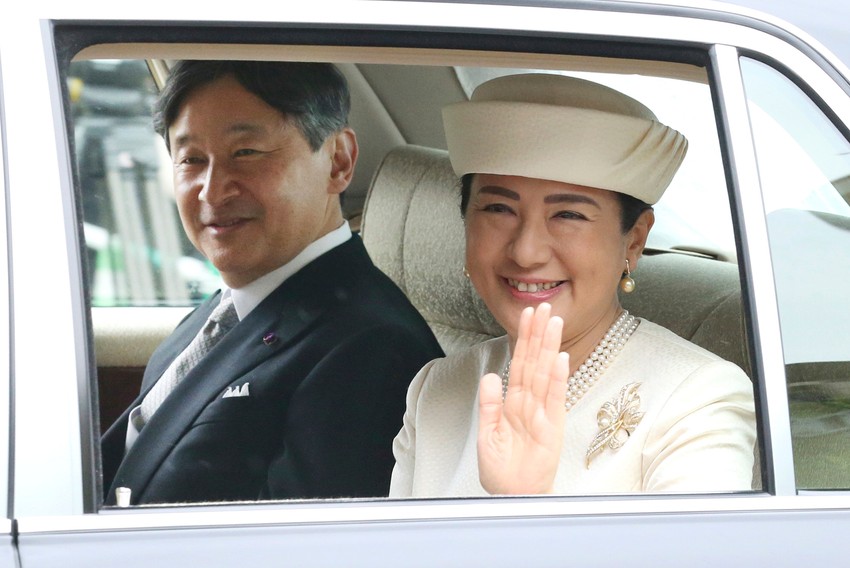 Car Naruhito sa suprugom