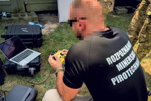 Policyjny pilot drona przy pracy