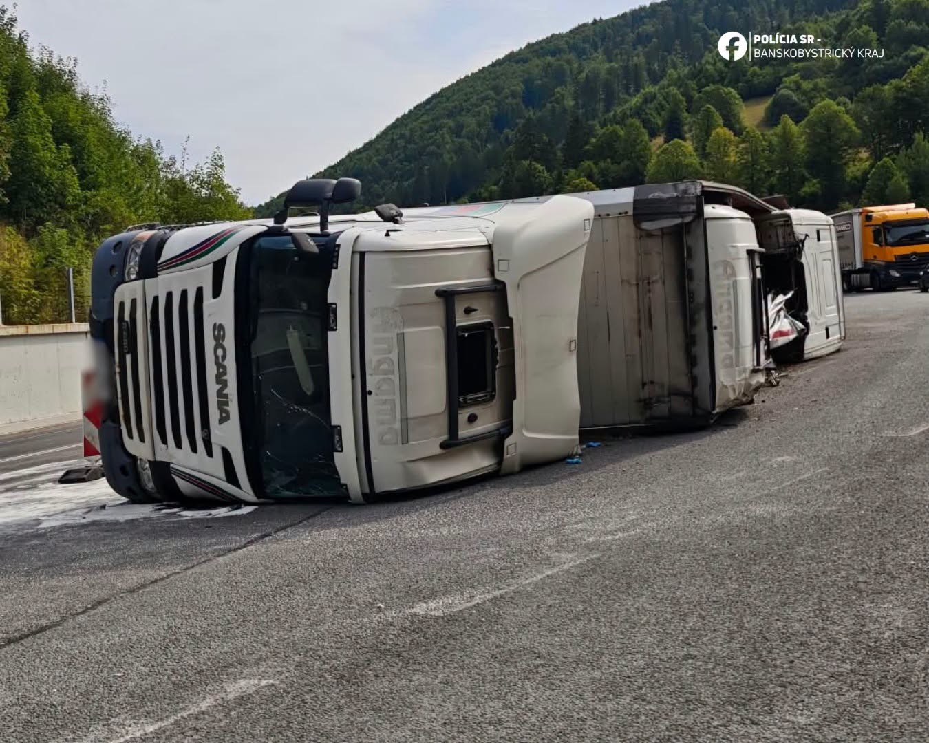 Pod Donovalmi sa prevrátil kamión.