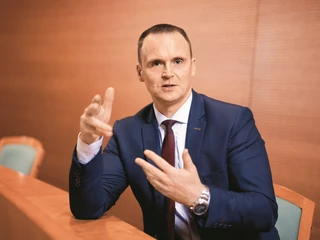 Jarosław Klepacki. Zarządzający ryzykiem finansowym w grupie kapitałowej Arsenal, doktor ekonomii w zakresie nauki o zarządzaniu, adiunkt na Wydziale Zarządzania Uniwersytetu Warszawskiego, specjalizujący się w zarządzaniu finansami. Ma kilkunastoletnie doświadczenie zawodowe m.in. jako menedżer i doradca w firmach notowanych na warszawskiej Giełdzie Papierów Wartościowych oraz NewConnect.