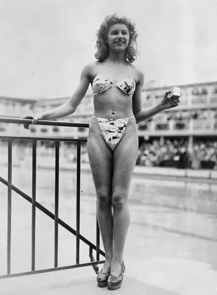 19-letnia Micheline Bernardini, tancerka z Casino de Paris; trzyma małe pudełeczko, do którego można spakować cały kostium &quot;bikini&quot; / zdjęcie autorstwa Keystone/Getty Images