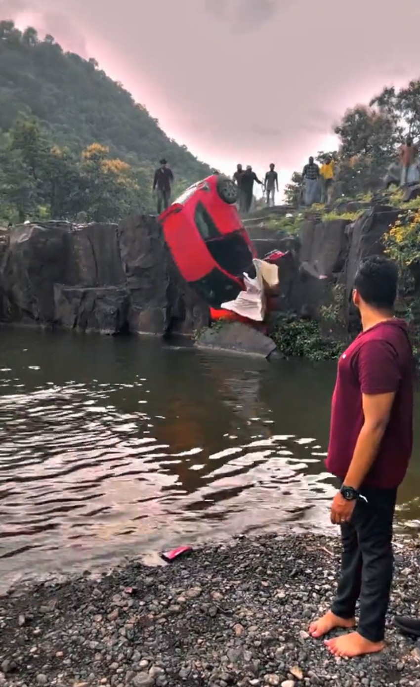 Automobil sleće sa litice...