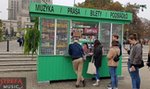 Dziwny kiosk stanął pod Pałacem Kultury. A przed nim długa kolejka