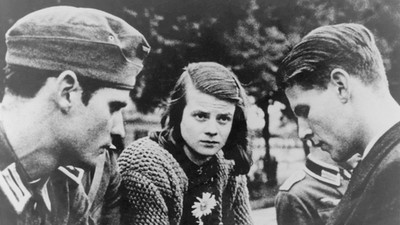 Sophie Scholl z członkami antynazistowskiego ruchu oporu Biała Róża: bratem Hansem Schollem (z lewej) i Christophem Probstem, lipiec 1942 r.