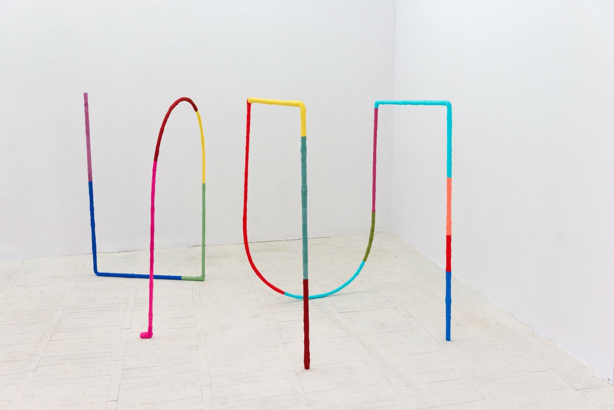 Alicja Bielawska, "Ćwiczenia na dwie linie", 2014, stal, tkanina, dzięki uprzejmości artystki i galerii Starter, Warszawa