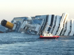 Pasażerski gigant na mieliźnie, są zabici i ranni. "Sceny jak z Titanica"