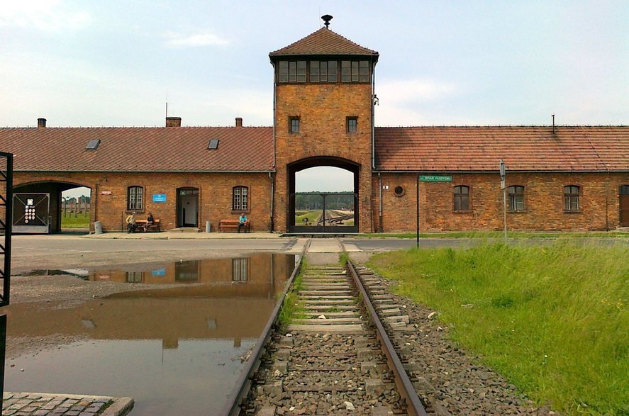 Brama obozowa Auschwitz II, fot. pzk net, na licencji Creative Commons Attribution 3.0 Unported