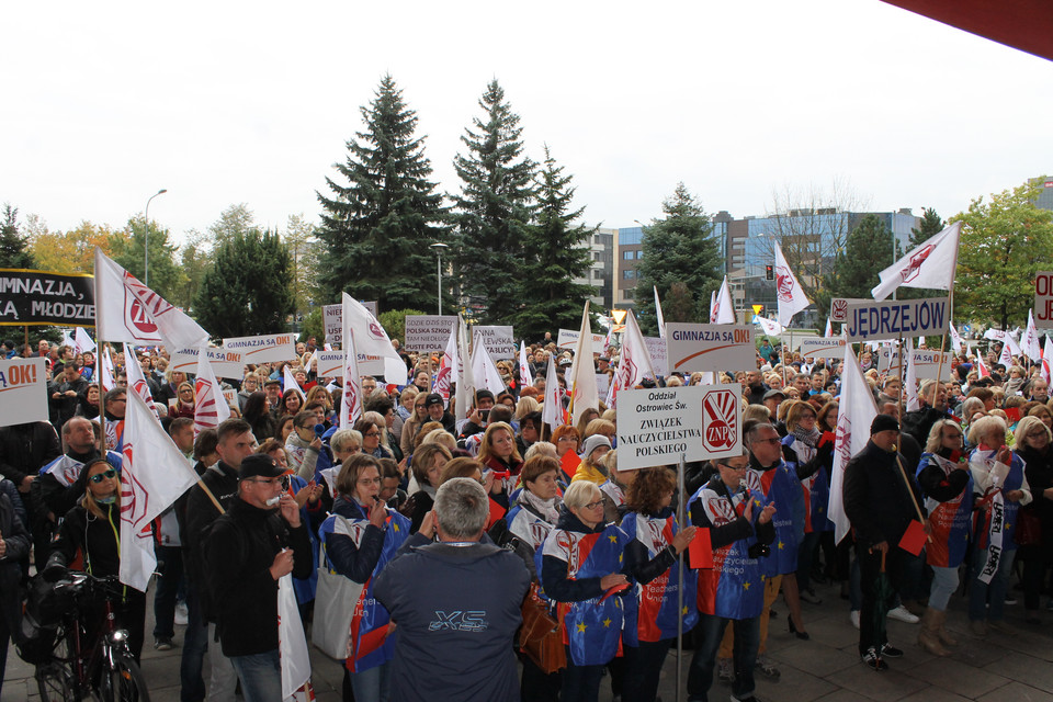 Kielce: "NIE" dla reformy edukacji. Głośny protest świętokrzyskich nauczycieli