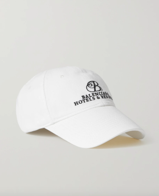 Casquette blanche en serge de coton avec broderie de Balenciaga pour environ CHF 298 via Net-A-Porter.